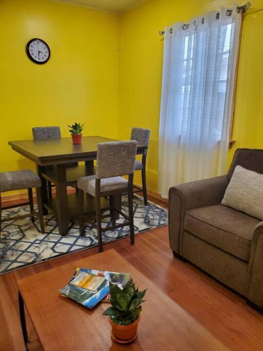 Upstairs 2 Bedroom Avalon Regia Apartment Джорджтаун Екстер'єр фото