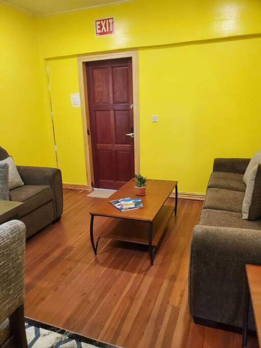 Upstairs 2 Bedroom Avalon Regia Apartment Джорджтаун Екстер'єр фото
